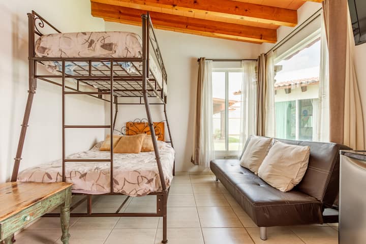 Poschodová 

posteľ s manželskou posteľou a samostatnou posteľou na vrchu. 

Futón s manželskou posteľou

 

Mini chladnička 

Vlastná kúpeľňa