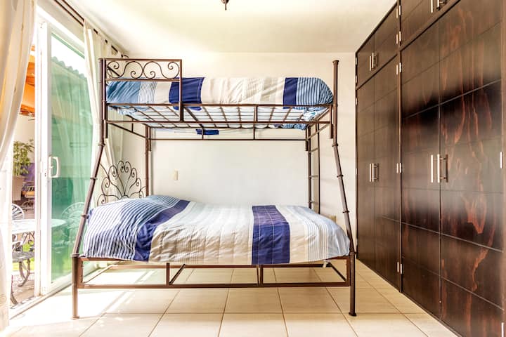 Sekundárna kamera #2

Poschodová posteľ na prízemí, samostatná posteľ navrchu. 

Skriňa 

Jardin Exit