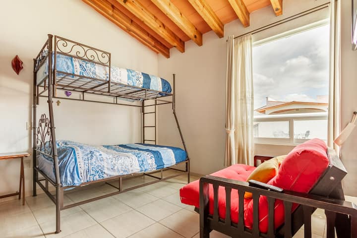 Sekundárna kamera #1

Poschodová posteľ na prízemí, samostatná posteľ navrchu. 

Futon Cama manželská 

skriňa