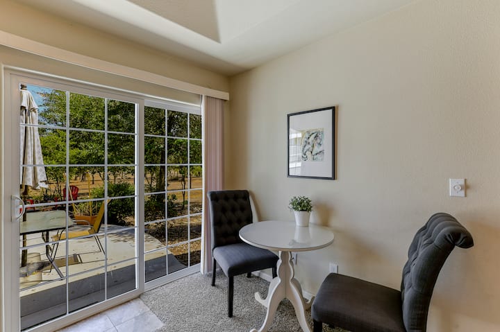 منطقة جلوس في غرفة المعيشة المطلة على الفناء