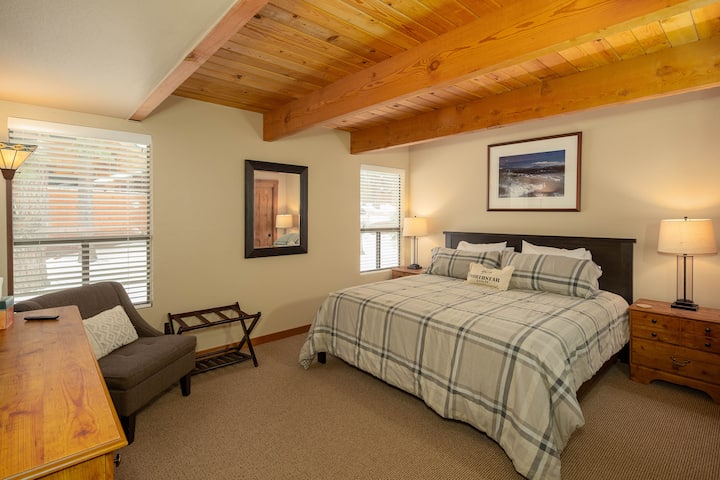 חדר שינה ראשי עם מיטת קינג סייז ומזרן חדש