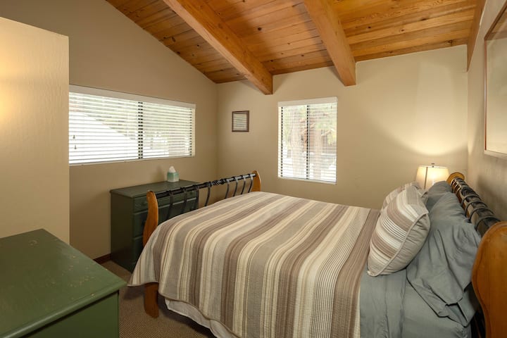 חדר אורחים עם מיטת קווין סייז למעלה