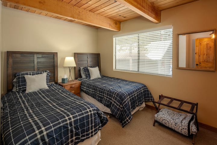 חדר שינה למטה - שתי מיטות נפרדות עם מזרני ספוג זיכרון