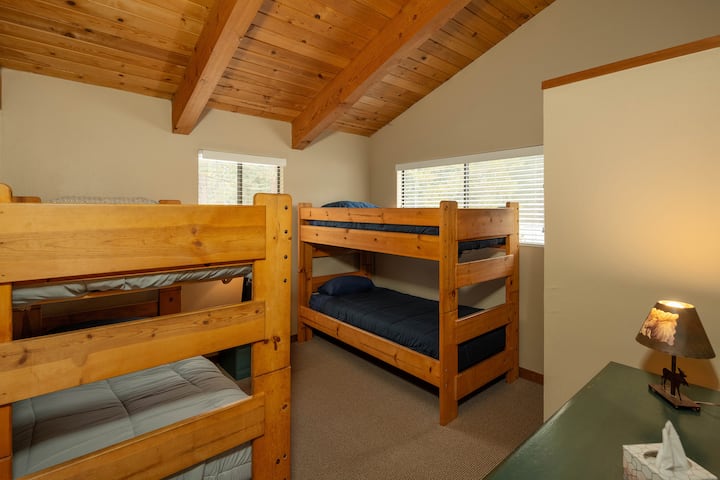 חדר קומתיים למעלה עם ארבע מיטות