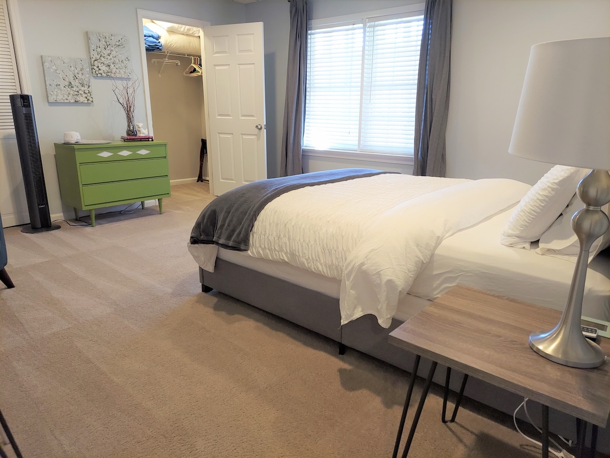 מיטת קווין סייז עם שידה, מאוורר עומד, ארון. בחדר השינה תמצאו מתלה למזוודות, קרש גיהוץ, מגהץ, קולבים, חיסון, תנור חימום(במידת הצורך), מזרן אוויר בגודל כפול ומצעים לספה הנפתחת.