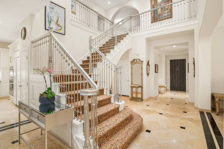 Luxury English Villa near Beaches and Golf Courses gallery image 2