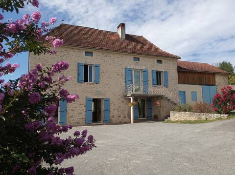 Gite st cirq Lapopie pool view
