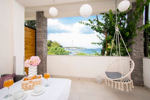Top Airbnb: Alisa-2 bedroom apartment with terrace + sea view in Brodarica