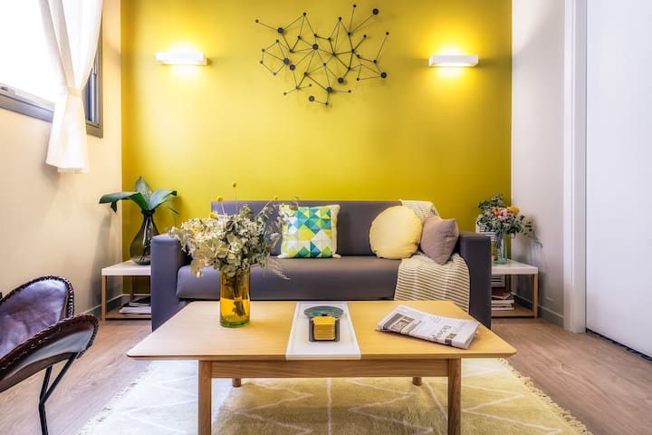 Relax On The Rooftop Terrace Of A Colorful Retreat - 바르셀로나