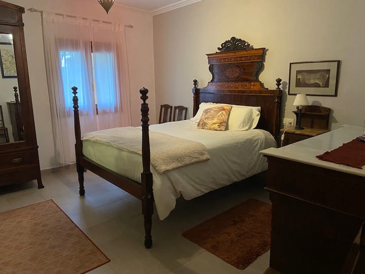 Მეორე ორადგილიანი საწოლის ოთახი, ძველ ნაწილში, ტრადიციული ავეჯით.