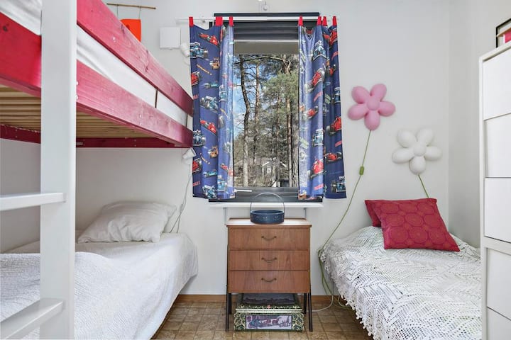 Chumba cha kulala 2 na kitanda cha ghorofa na kitanda cha ghorofa