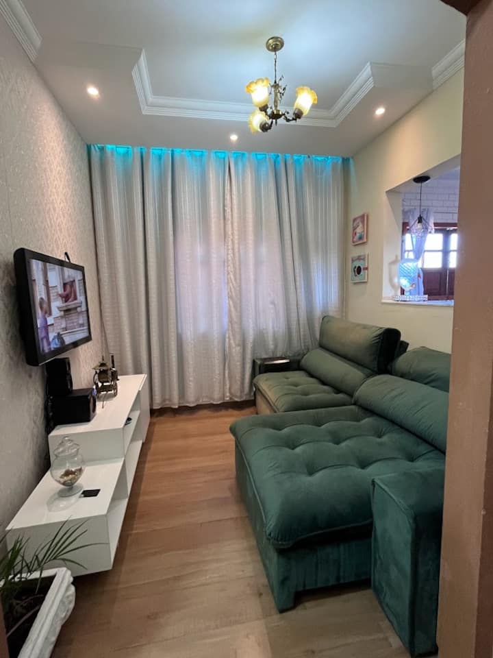 חדר עם ספה נפתחת לשניים, חזקה ונוחה מאוד. כשיש 6 עד 7 אורחים, אנחנו מספקים מצעים וכריות לנוחות.