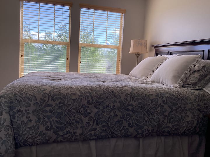 בנוסף ל - Queen Bed, יש גם כיסא שינה גדול של Thomasville Dillard עם זרועות מסלול מרובע שיתחיל לחדר שינה זוגי עם כרית מותנית רופפת, למקרה שאתם משפחה עם ילדים.