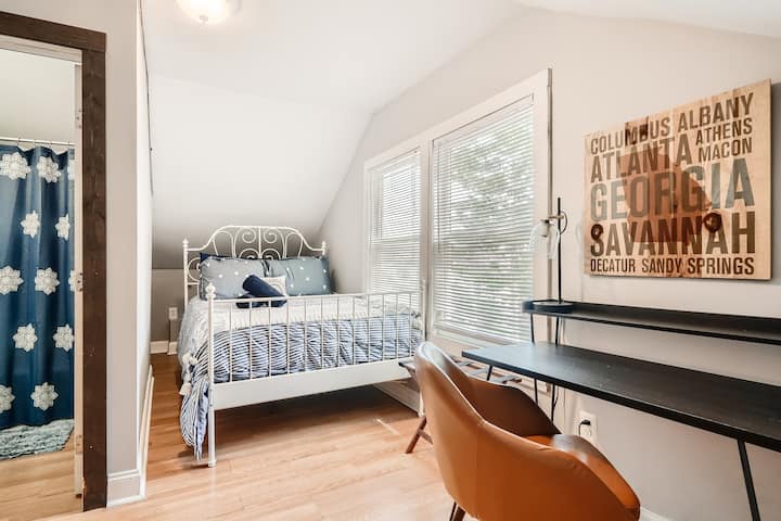 Ďalšia plnohodnotná posteľ v tomto útulnom bočnom priestore