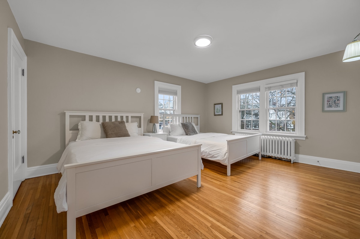 חדר שינה גדול עם 2 מיטות קווין סייז (קומה שנייה)