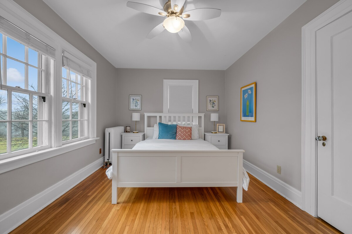 אחד מחדר השינה עם מיטת קווין (קומה 2)