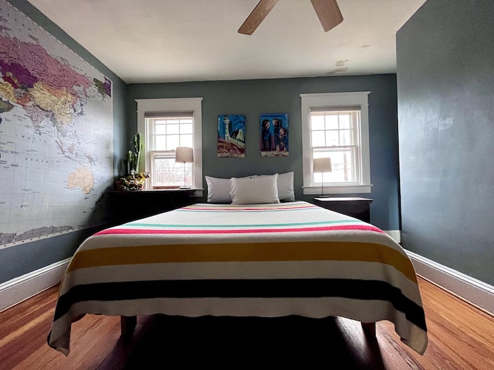 ห้องวัยรุ่นอยู่ที่มุมตะวันตกเฉียงใต้ของบ้านหันหน้าไปทางถนน แม้ว่าจะมีสายไฟอยู่ในฉากแต่ก็มีวิวพระอาทิตย์ตกที่สวยงามจากหน้าต่าง