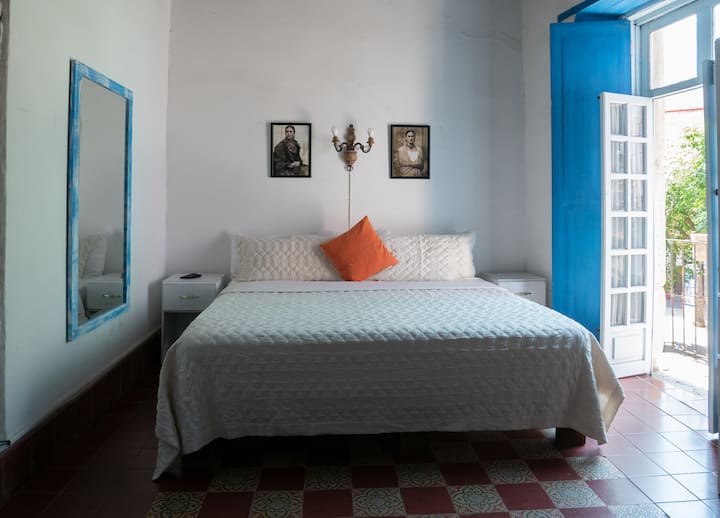 غرفة مفردة بسرير بمقاس كبير وشرفة تطل على الشارع الرئيسي. حمام خاص داخل غرفتك.