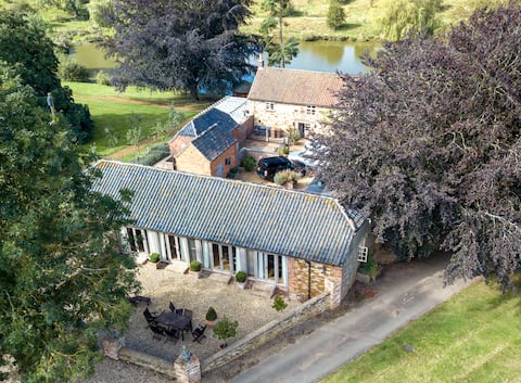 2 Lodges | Sleeps 18 | Near Belvoir Castle