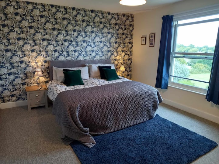 El dormitorio principal tiene una cama Super King y vistas impresionantes a los campos al bosque y al río Medina. En un día despejado se puede ver Osborne House y Whippingham Church.