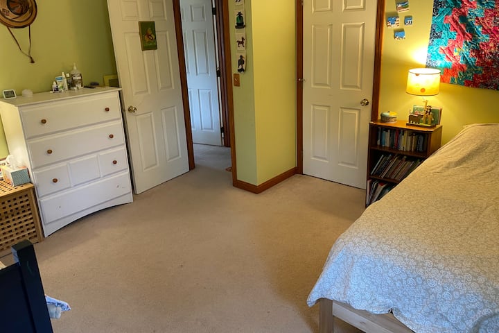 غرفة النوم الثانية في الطابق العلوي - سريران متماثلان وخزانتان وخزانة ملابس. أحد التوائم لديه ترندل.