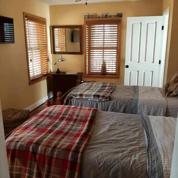 SCHLAFZIMMER IM ERSTEN STOCK