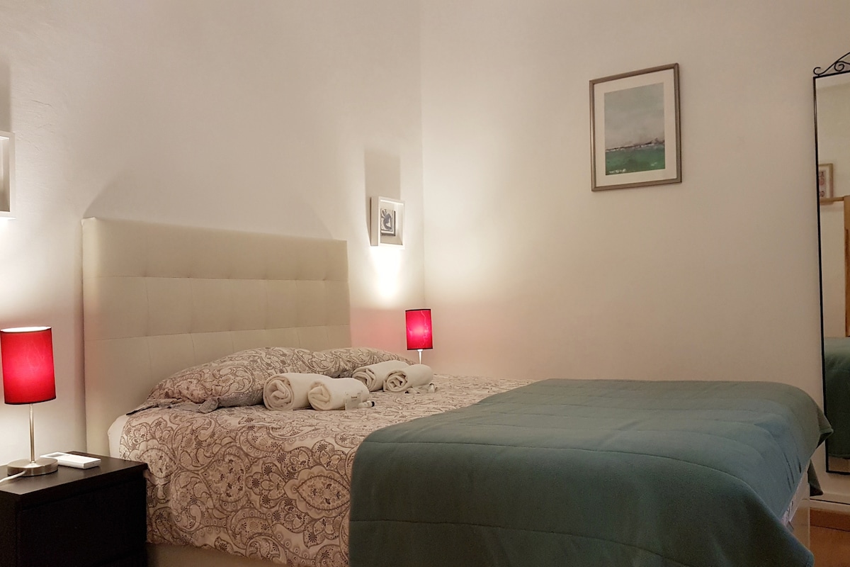 主卧配备一张标准双人床。 
有空调，非常安静，因为窗户面向私人庭院