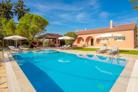 Villa Vasiliki: Lovely garden, private pool, A/C