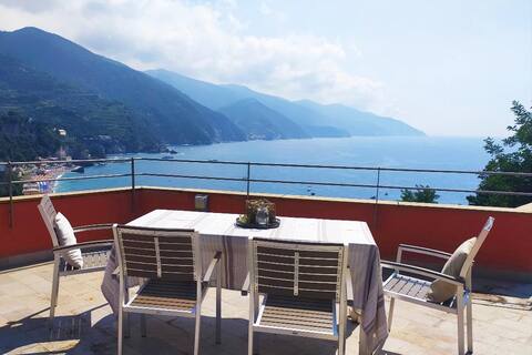 LUXURY MONTEROSSO  PENTHOUSE W/ DRAMATIC SEAVIEWS
