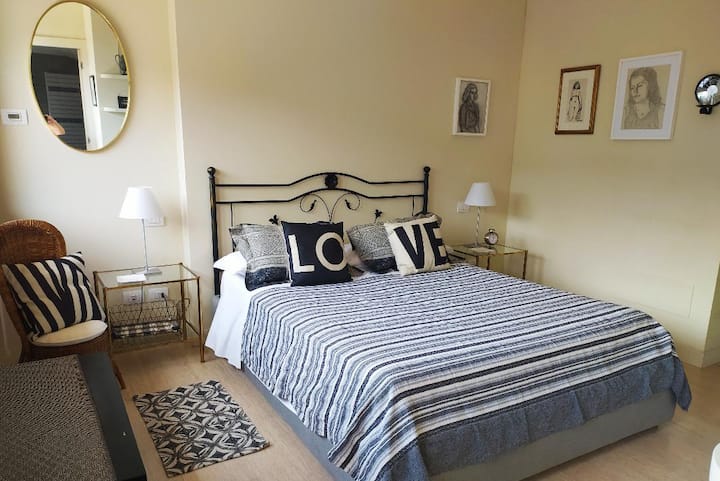 沿着走廊找到第三间卧室，第二间卧室套房也配有舒适的固定标准双人床。
4间卧室中每个卧室都有充足的空间，提供额外的隐私和空间。