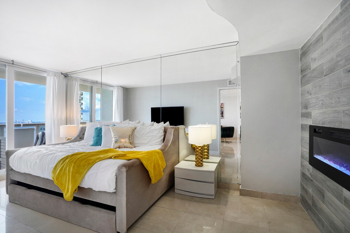 غرفة نوم صغيرة ثالثة ، سرير نهاري كامل ، تلفزيون بث روكو ، إمكانية الوصول إلى الشرفة ، إطلالات على خليج بيسكاين وحديقة مارغريت بيس