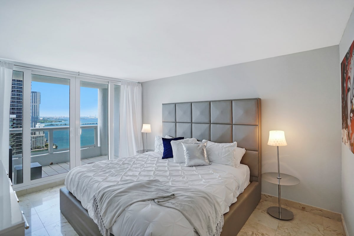 جناح غرفة النوم الرئيسية الثانية ، سرير كينج ، تلفزيون بث روكو ، خزانة ملابس ، شرفة ، حمام خاص كامل 