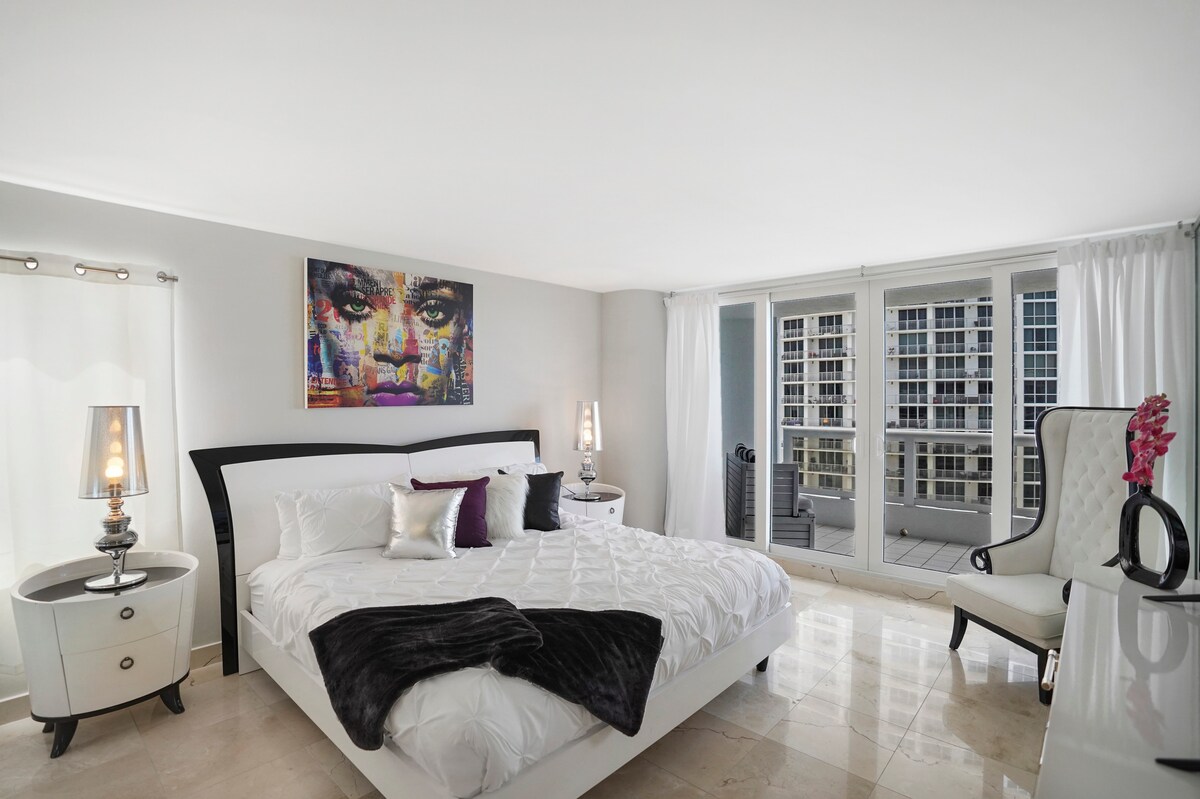 جناح رئيسي لغرفة النوم ، سرير بمقاس كينج ، تلفزيون بث روكو ، مدخل إلى الشرفة ، مرآة زينة ، خزانة ملابس ، حمام رئيسي خاص