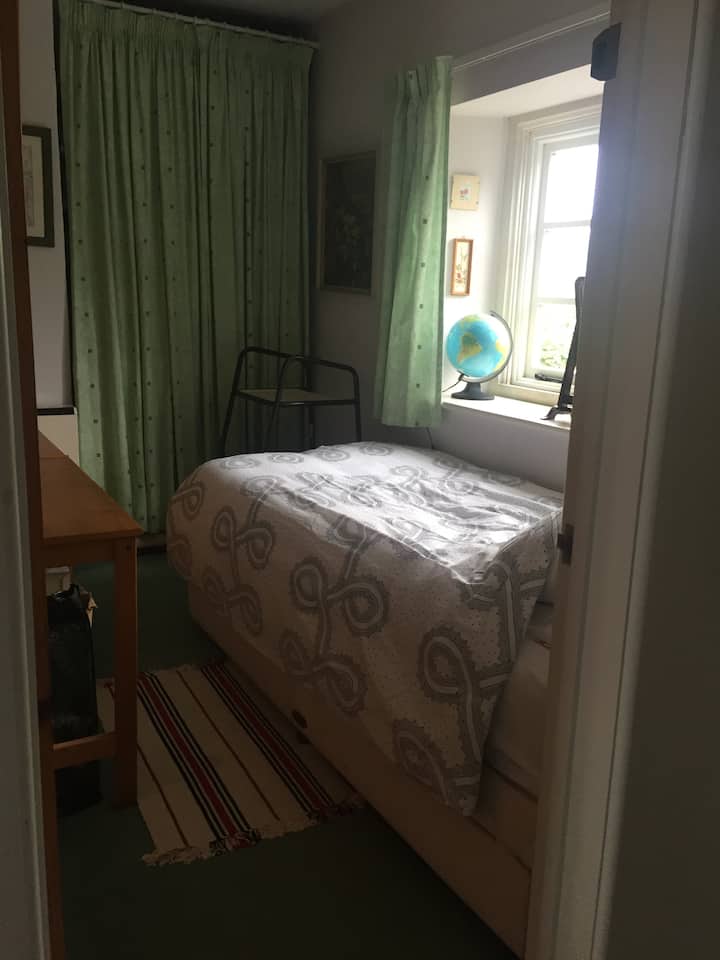 غرفة نوم ثانية صغيرة. 