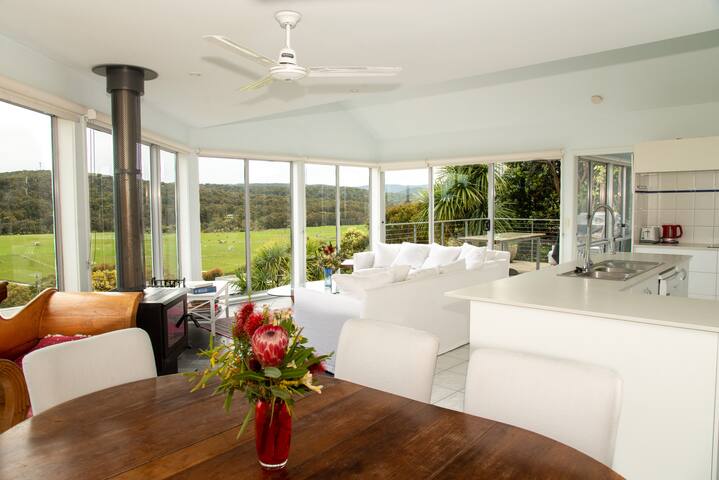Entire home, spectacular ocean views, sleeps 9. gallery image 2