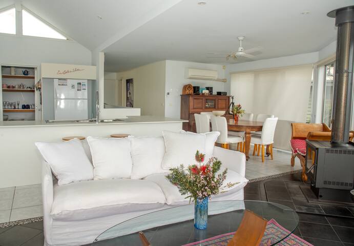 Entire home, spectacular ocean views, sleeps 9. gallery image 4