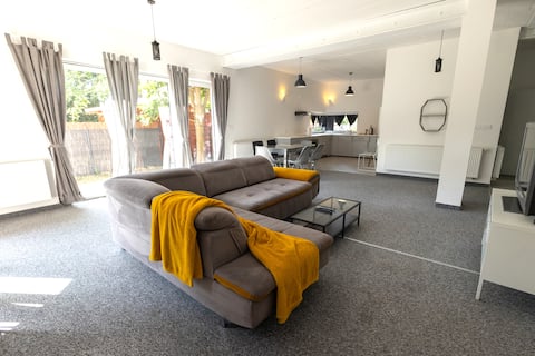 Top performing Airbnb: Modern 4 bedroom near Warsaw parking/wifi/200m2 in Białołęka