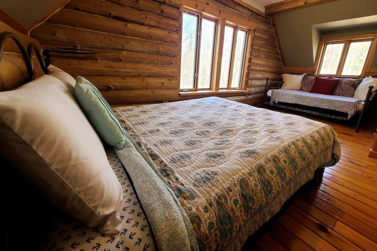 ห้องนอนควีนไซส์ #2 พร้อมเตียงแฝดและโต๊ะทำงาน