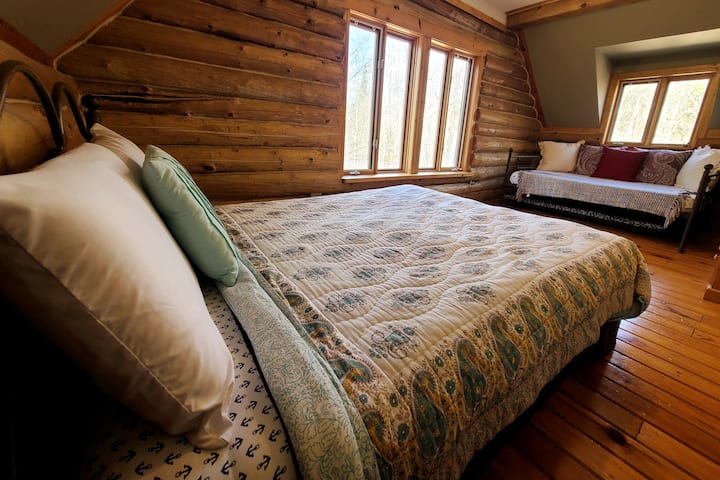 Dormitorio queen #2 con cama doble y escritorio