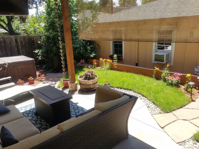 Washington Park Bungalow with hot tub! gallery image 4