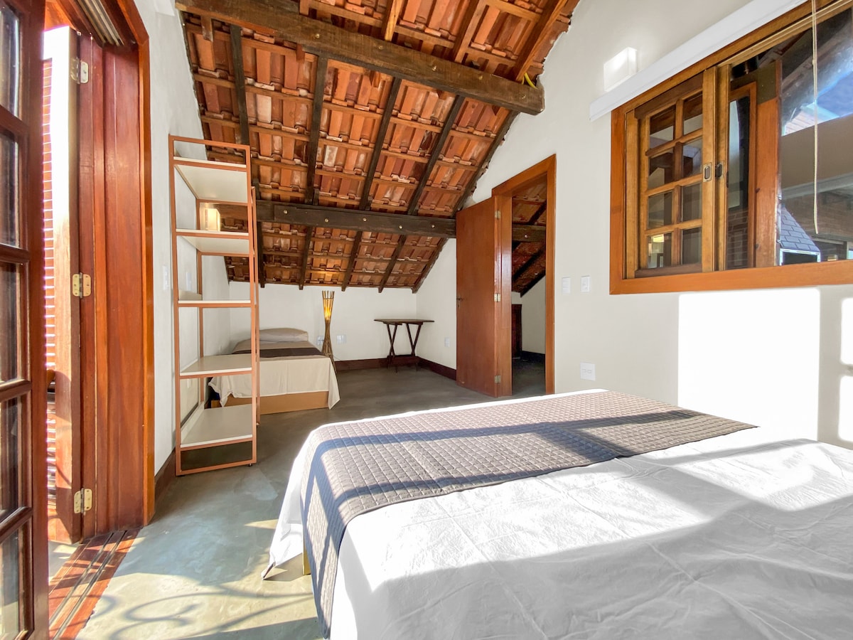 Habitación con una cama doble y una cama individual. No hay sábanas y toallas disponibles.