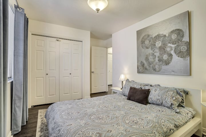 上层第二间卧室，带标准双人床 