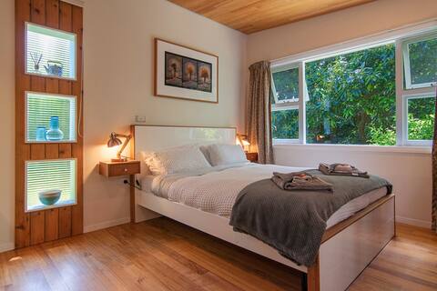Karaka chalet- bird and stream song in Golden Bay
