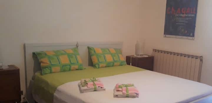 Dvojposteľová izba s oknom na terase a detskou postieľ