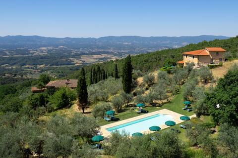 Villa with pool & view near Florence and Arezzo