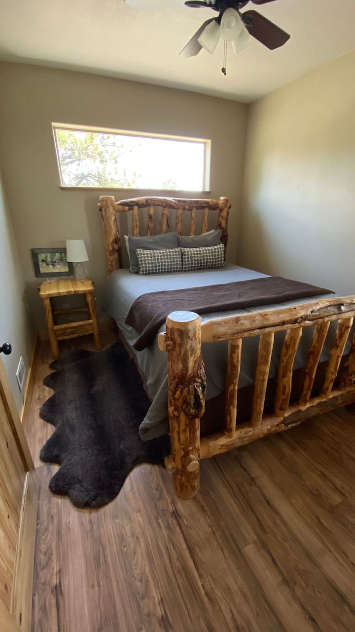 Bedroom 2, Queen Bed