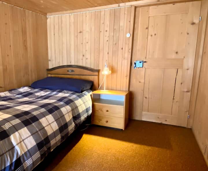 "מקום סופר נוח ונקי בעיר מושלמת. המדרגות התלולות לא היוו בעיה והוסיפו לקסם. הנופים מחלון האגם מעבר לרחוב וההרים היו עוצרי נשימה."
מתיו, גרמניה