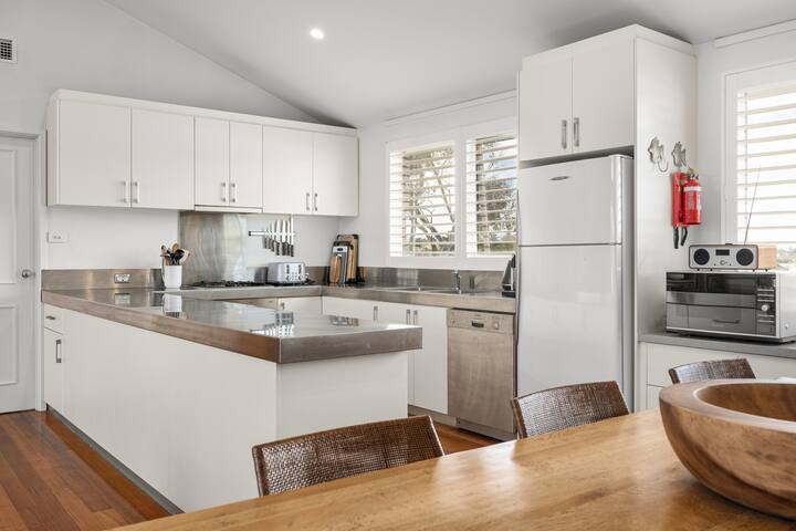 Ossett Ultimate Holiday Retreat, Walk to Sorrento gallery image 3