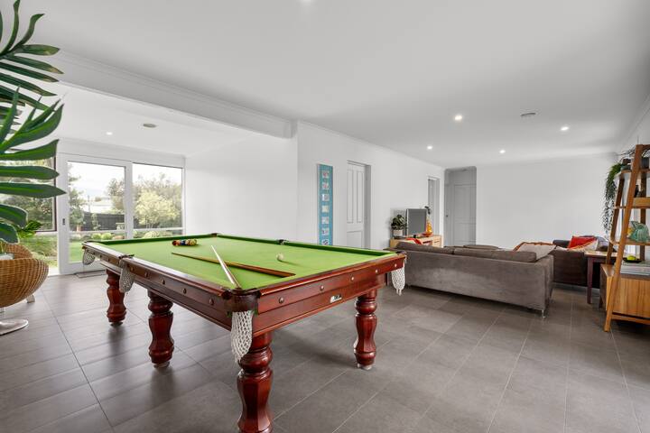 Ossett Ultimate Holiday Retreat, Walk to Sorrento gallery image 2