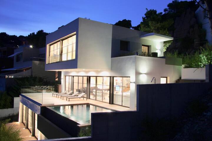 Magnificent architect’s house with sea view gallery image 2